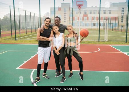 Gruppe junge professionelle interkulturelle Basketballspieler in Sportswear Stockfoto