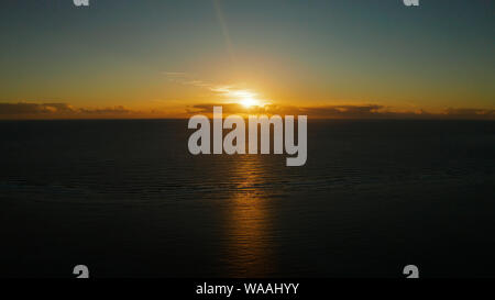 Sonnenaufgang über dem Meer mit Wellen, Luftbild. Sonnenaufgang über dem Meer. Philippinen Stockfoto
