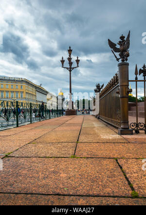 ST. PETERSBURG, Russland - Juli 16, 2016: 3-köpfige Adler, Architektur element Zaun von Alexander Spalte. Bronze, zweiköpfigen Adler auf dem Zaun Stockfoto