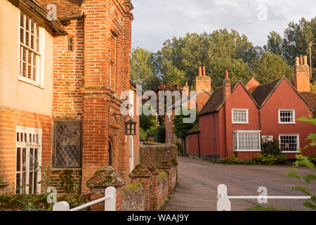 Die malerischen Fachwerkhäuser Dorf Kersey im Abendlicht, Suffolk, England, Großbritannien Stockfoto