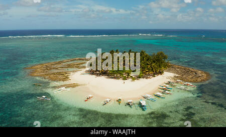 Travel Concept: Sandstrand auf einer kleinen Insel von Coral Reef Atoll von oben. Guyam Island, Philippinen, Siargao. Sommer und Reisen Urlaub Konzept. Stockfoto