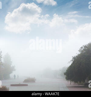 Obolonska Damm im Nebel, Kiew, Ukraine Stockfoto