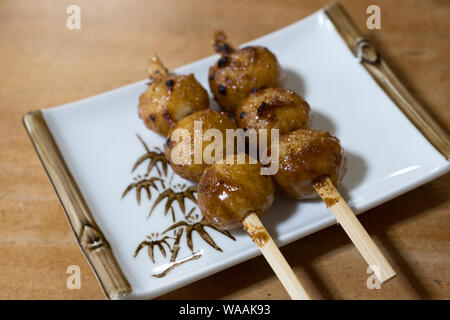 Gohei mochi, eine traditionelle klebrige Reiskugel, die in Magome, Japan, süß ist Stockfoto