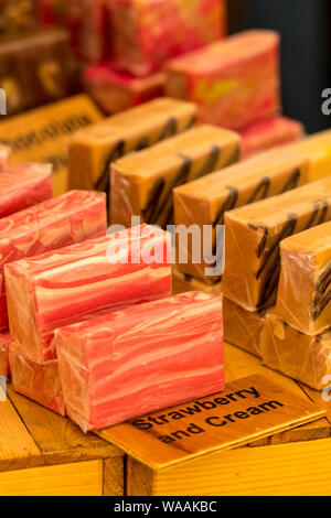 Süß Süßwaren und Shortbread klebrigen Kuchen zum Verkauf an ein Farmers Market Stall. Stockfoto