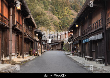 Die Hauptstraße von Tsumago, einer traditionellen Poststadt entlang der alten Nakasendo-Autobahn in Nagano, Japan Stockfoto