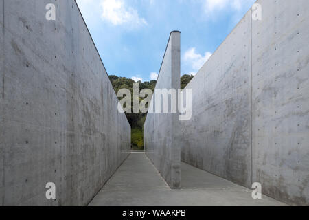 Der aus Beton ummauerte Eingang zum Lee Ufan Museum, Naoshima, Japan Stockfoto