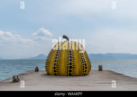 Gelber Kürbis von Yayoi Kusama auf Naoshima, Japan Stockfoto