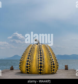 Ein quadratisches Bild des gelben Kürbisses von Yayoi Kusama auf Naoshima, Japan Stockfoto