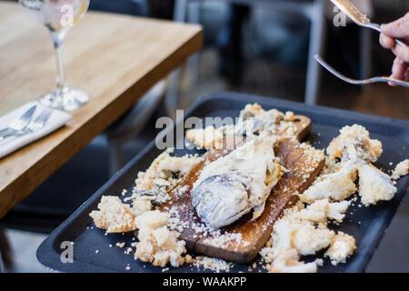 Panierte rohen Fisch auf einem Holztablett mit einem verschwommen Hintergrund Stockfoto