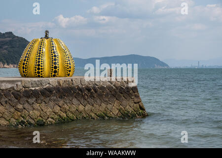 Gelber Kürbis von Yayoi Kusama an einem Pier auf Naoshima, Japan Stockfoto