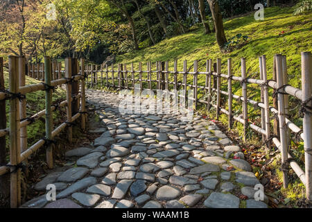 Ein schöner gepflasterter Fußweg im Ritsurin Garden in Shikoku, Japan Stockfoto