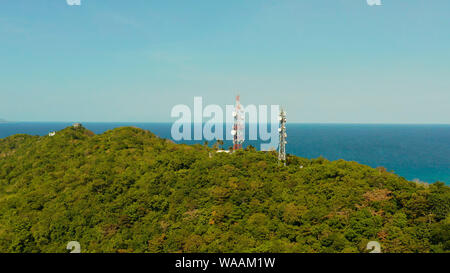 Telecommunication Tower, Kommunikation Antenne in tropischen Insel Luftbild. Repeater auf einem Turm. Boracay, Philippinen Stockfoto