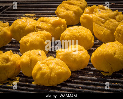 Die Röstung mămăligă und Käse (bulz) auf dem Grill Stockfoto