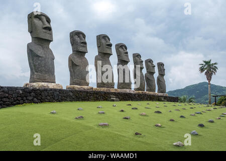 Ein Blick auf die sieben Replik der Osterinsel Moai Statuen bei Sun Messe Nichinan in Miyazaki Präfektur, Kyushu, Japan Stockfoto