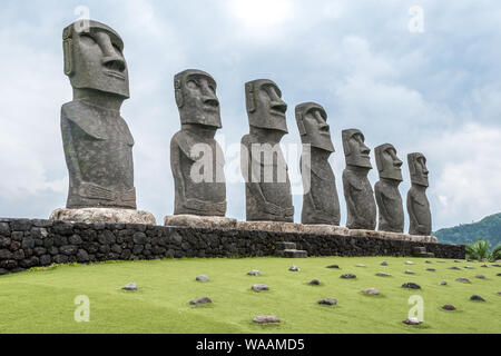 Eine Nahaufnahme der sieben Replik der Osterinsel Moai Statuen bei Sun Messe Nichinan in Miyazaki Präfektur, Kyushu, Japan Stockfoto