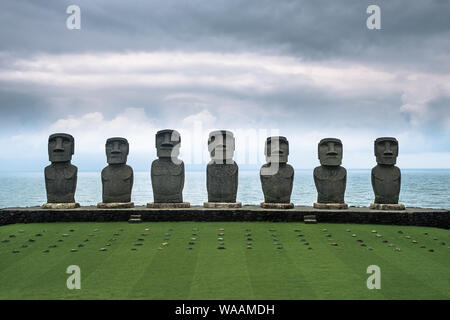 Die sieben Replik der Osterinsel Moai Statuen bei Sun Messe Nichinan in Miyazaki Präfektur mit dem Pazifik im Hintergrund, Kyushu, Japan Stockfoto