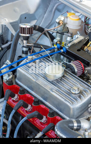 Poliert trick Motor auf einem original Leyland mini Auto. Luftfilter und Trick motor Teile für individuelle Automobile und Autos. Stockfoto
