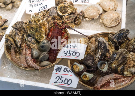 Frische Meeresfrüchte auf dem Yawatahama-Markt in Shikoku, Japan Stockfoto