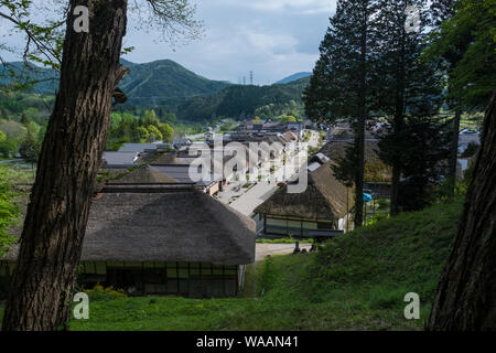 Peering durch den Wald in der alten Nachstadt Ouchi-juku in Japan Stockfoto