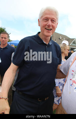 Hamptons, NY, USA. 17 Aug, 2019. Bill Clinton an der East Hampton Künstler und Schriftsteller Liebe Softball Spiel am 17. August 2019 in den Hamptons, New York. Quelle: MPI 98/Media Punch/Alamy leben Nachrichten Stockfoto