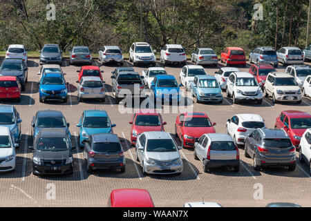 Hillcrest-South Africa-August2019 - ein Blick von oben auf einen Parkplatz mit vielen verschiedenen Farben und Macht Stockfoto