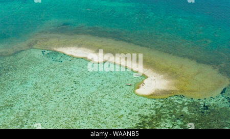 Kleiner Sandstrand auf einem Atoll im türkisblauen Wasser, Luftbild. Sommer und Reisen Urlaub Konzept. Balabac, Palawan, Philippinen. Stockfoto
