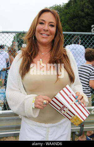 Hamptons, NY, USA. 17 Aug, 2019. Barbara Kavovit im East Hampton Künstler und Schriftsteller Liebe Softball Spiel am 17. August 2019 in den Hamptons, New York. Quelle: MPI 98/Media Punch/Alamy leben Nachrichten Stockfoto