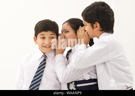 Schülerinnen und Schüler in die Ohren flüstern Stockfoto