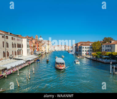 Venedig, Italien - 30.09.2018: Morgen Blick auf den Canale Grande aus die Scalzi Brücke Stockfoto