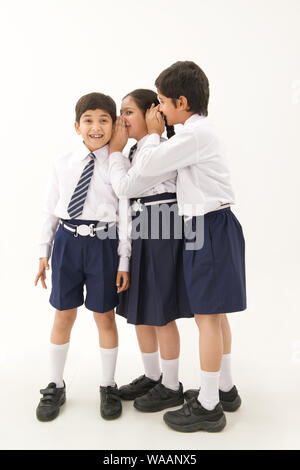 Schülerinnen und Schüler in die Ohren flüstern Stockfoto