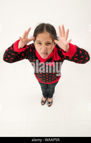 High-Angle-Ansicht eines Mädchens neckend in Richtung Kamera Stockfoto
