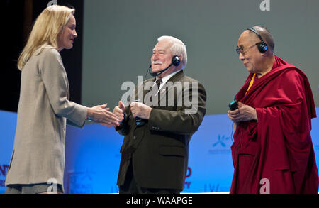 Sharon Stone erhielt den Frieden Summit Award 2013. Zeremonie wurde in der Staatsoper in Warschau am 23. Oktober statt 13 Weltgipfel von Friedensnobelpreisträgern wurde in Warschau zwischen 21. und 23. Oktober 2013 Unter dem Motto 'Stand in Solidarität und für den Frieden - Zeit zu handeln'. Im Bild: Sharon Stone, Lech Walesa, Seine Heiligkeit der Dalai Lama Stockfoto