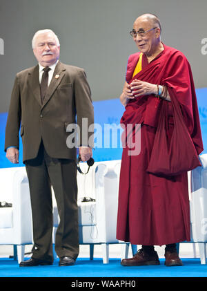 Sharon Stone erhielt den Frieden Summit Award 2013. Zeremonie wurde in der Staatsoper in Warschau am 23. Oktober statt 13 Weltgipfel von Friedensnobelpreisträgern wurde in Warschau zwischen 21. und 23. Oktober 2013 Unter dem Motto 'Stand in Solidarität und für den Frieden - Zeit zu handeln'. Im Bild: Lech Walesa, Seine Heiligkeit der Dalai Lama Stockfoto