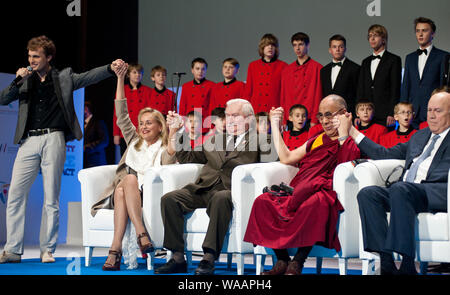 Sharon Stone erhielt den Frieden Summit Award 2013. Zeremonie wurde in der Staatsoper in Warschau am 23. Oktober statt 13 Weltgipfel von Friedensnobelpreisträgern wurde in Warschau zwischen 21. und 23. Oktober 2013 Unter dem Motto 'Stand in Solidarität und für den Frieden - Zeit zu handeln'. Im Bild: Sharon Stone, Lech Walesa, Seine Heiligkeit der Dalai Lama Stockfoto