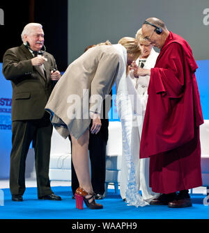 Sharon Stone erhielt den Frieden Summit Award 2013. Zeremonie wurde in der Staatsoper in Warschau am 23. Oktober statt 13 Weltgipfel von Friedensnobelpreisträgern wurde in Warschau zwischen 21. und 23. Oktober 2013 Unter dem Motto 'Stand in Solidarität und für den Frieden - Zeit zu handeln'. Im Bild: Lech Walesa, Sharon Stone, Betty Williams, Seine Heiligkeit der Dalai Lama Stockfoto