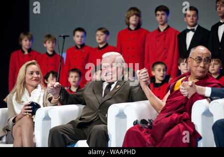 Sharon Stone erhielt den Frieden Summit Award 2013. Zeremonie wurde in der Staatsoper in Warschau am 23. Oktober statt 13 Weltgipfel von Friedensnobelpreisträgern wurde in Warschau zwischen 21. und 23. Oktober 2013 Unter dem Motto 'Stand in Solidarität und für den Frieden - Zeit zu handeln'. Im Bild: Sharon Stone, Lech Walesa, Seine Heiligkeit der Dalai Lama Stockfoto