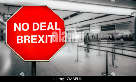 Kein Deal Brexit digital Composite von Fahrgästen auf generische EU Europa anreisen. Großbritannien ist der EU standardmäßig auf on Oktober 31st, 2019 lassen Stockfoto