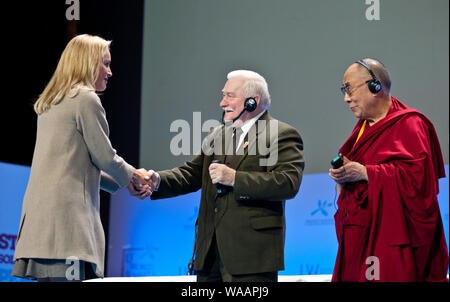 Sharon Stone erhielt den Frieden Summit Award 2013. Zeremonie wurde in der Staatsoper in Warschau am 23. Oktober statt 13 Weltgipfel von Friedensnobelpreisträgern wurde in Warschau zwischen 21. und 23. Oktober 2013 Unter dem Motto 'Stand in Solidarität und für den Frieden - Zeit zu handeln'. Im Bild: Sharon Stone, Lech Walesa, Seine Heiligkeit der Dalai Lama Stockfoto