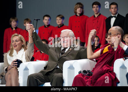 Sharon Stone erhielt den Frieden Summit Award 2013. Zeremonie wurde in der Staatsoper in Warschau am 23. Oktober statt 13 Weltgipfel von Friedensnobelpreisträgern wurde in Warschau zwischen 21. und 23. Oktober 2013 Unter dem Motto 'Stand in Solidarität und für den Frieden - Zeit zu handeln'. Im Bild: Sharon Stone, Lech Walesa, Seine Heiligkeit der Dalai Lama Stockfoto