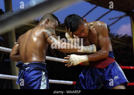 Traditionelle Lethwei Boxer zu einem ländlichen Turnier in einem Dorf in der Nähe von Hpa ein, Myanmar Stockfoto