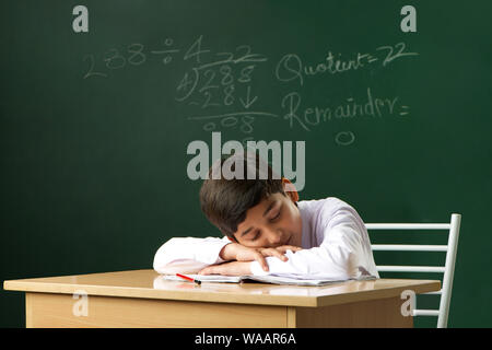 Schüler Nickerchen in einem Klassenzimmer Stockfoto