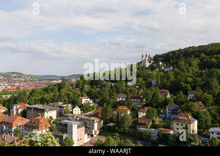 Blick auf die Wallfahrtskirche Kaeppele von der Festung mit Teil von Wuerzburg Deutschland Stockfoto