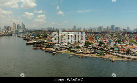 Luftaufnahme von Panorama von Manila City. Wolkenkratzer und Business Centers in einer großen Stadt. Reisen Urlaub Begriff Stockfoto