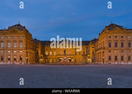 Die Residenz von Würzburg mit Springbrunnen an der blauen Stunde, Deutschland Stockfoto