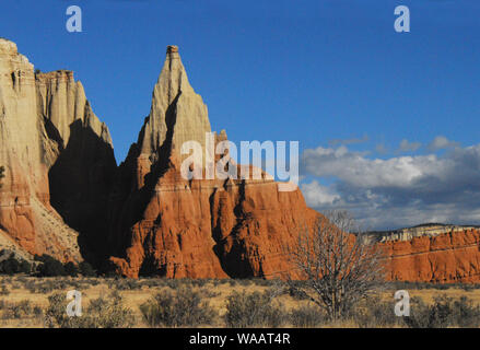 Nähe und Ferne Klippen und Felsen erstellen Sie eine wunderbare Landschaft Bild der wunderschönen Wüste in Arizona, USA. Hinweis viel Platz kopieren Stockfoto