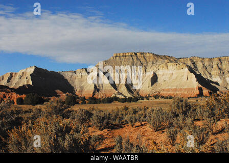 Panoramablick auf die Landschaft von bunten Sandstein gipfeln in der Wüste von Arizona, USA. Stockfoto