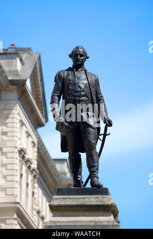 London, England, Vereinigtes Königreich. Statue: Robert Clive / "Clive of India" (John Tweed, 1912) mit Blick auf St. James Park Stockfoto
