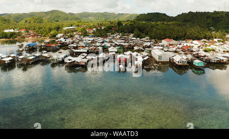 Alte Holzhaus am Meer in dem Fischerdorf, Luftbild. Capo d'Orlando, Siargao, Philippinen. Stockfoto