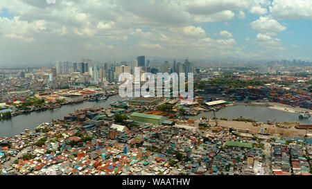 Stadtbild von Makati mit Hafen, das Business Center von Manila, Ansicht vom Meer. Asiatische Metropole. Reise Urlaub Konzept. Stockfoto