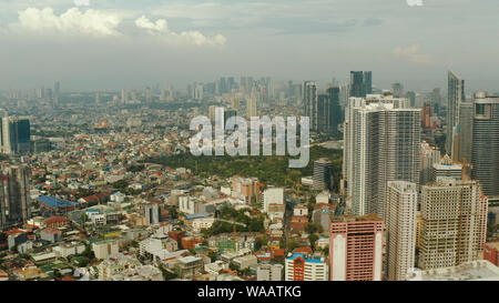 Luftaufnahme von Panorama von Manila mit Wolkenkratzern und Business Center in einer großen Stadt. Reisen Urlaub Begriff Stockfoto